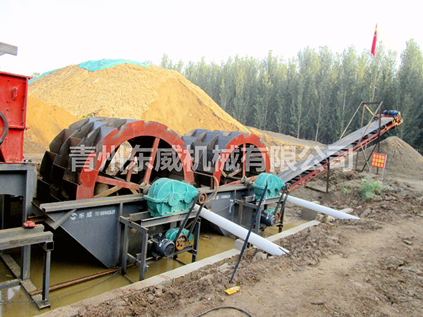 在輪斗洗砂機(jī)工作過(guò)程中，砂石是如何翻滾和研磨的？